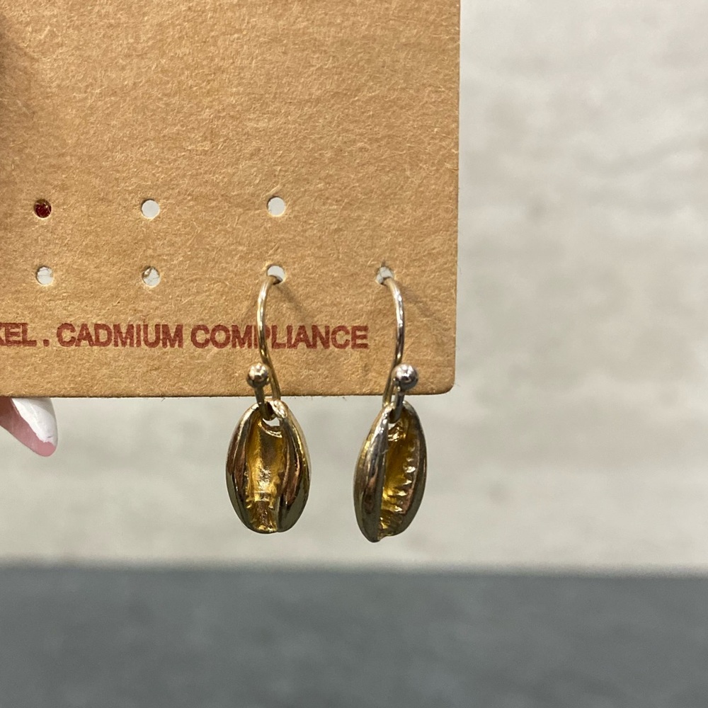 Gold sea shell dangle earrings never worn